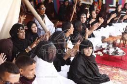 Image du Maroc Professionnelle de  Des jeunes filles sont assises avec la mariée sous une tente durant la célébration durant la célébration de son mariage au grand moussem de Tan Tan, Samedi 24 Mars 2012. (Photo / Abdeljalil Bounhar)
 